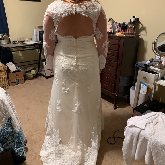 Long sleeve lace wedding dress w/ detachable train - Picture 2 of 8